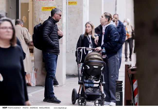 Ο Γιούρκας Σεϊταρίδης σε μία σπάνια δημόσια εμφάνιση με τη γοητευτική σύζυγό του, Μάιρα Παπαϊωάννου, και το παιδί τους