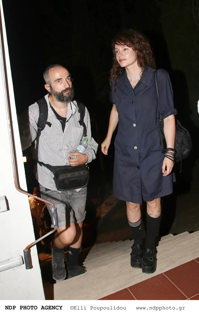 Ο Άρης Σερβετάλης με τη γοητευτική σύζυγό του, Έφη Μπίρμπα, στην Επίδαυρο | Η σπάνια δημόσια εμφάνιση