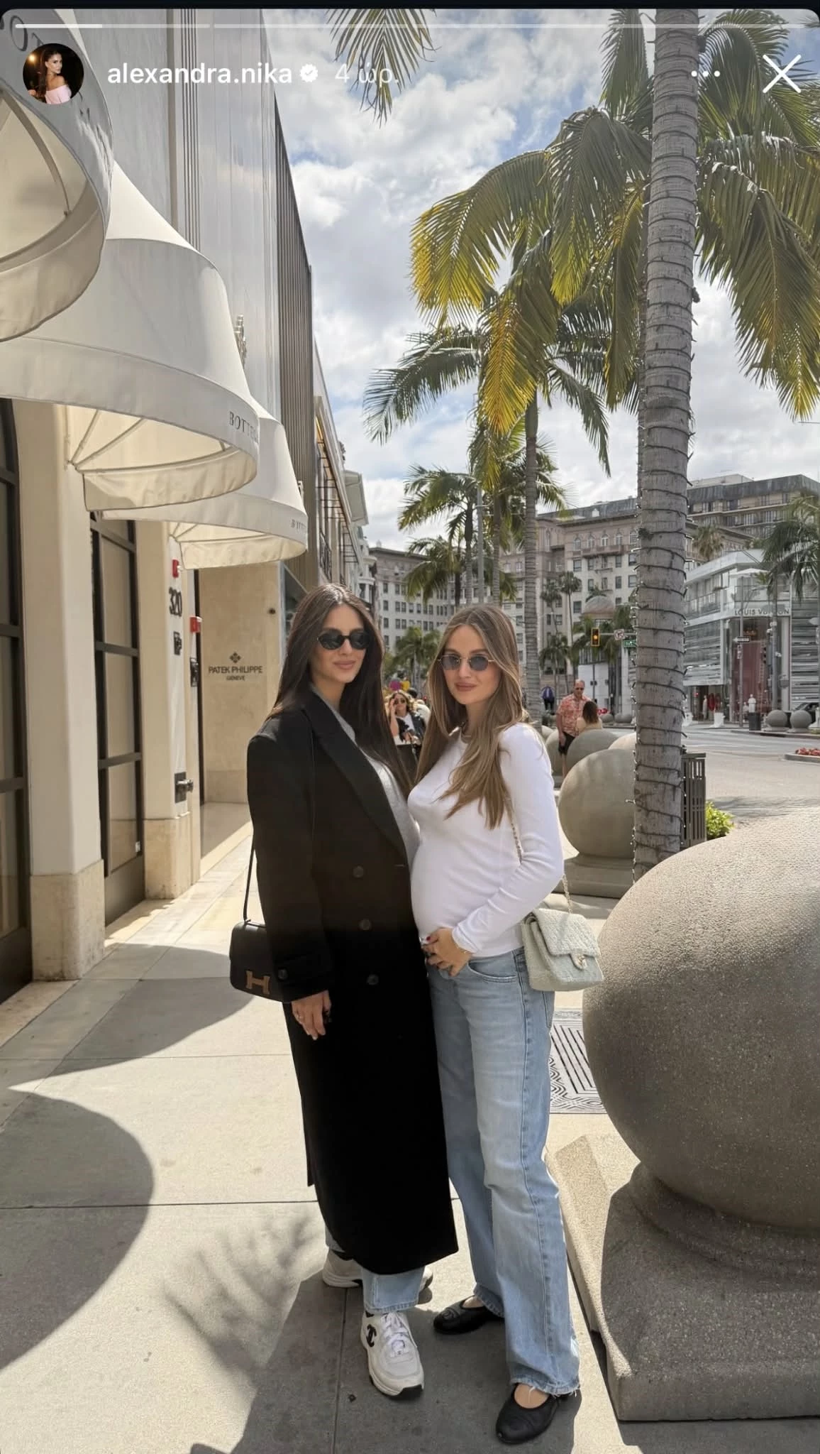 Αλεξάνδρα Νίκα | Το άκρως ανοιξιάτικο look με τζιν και sneakers στο Los Angeles