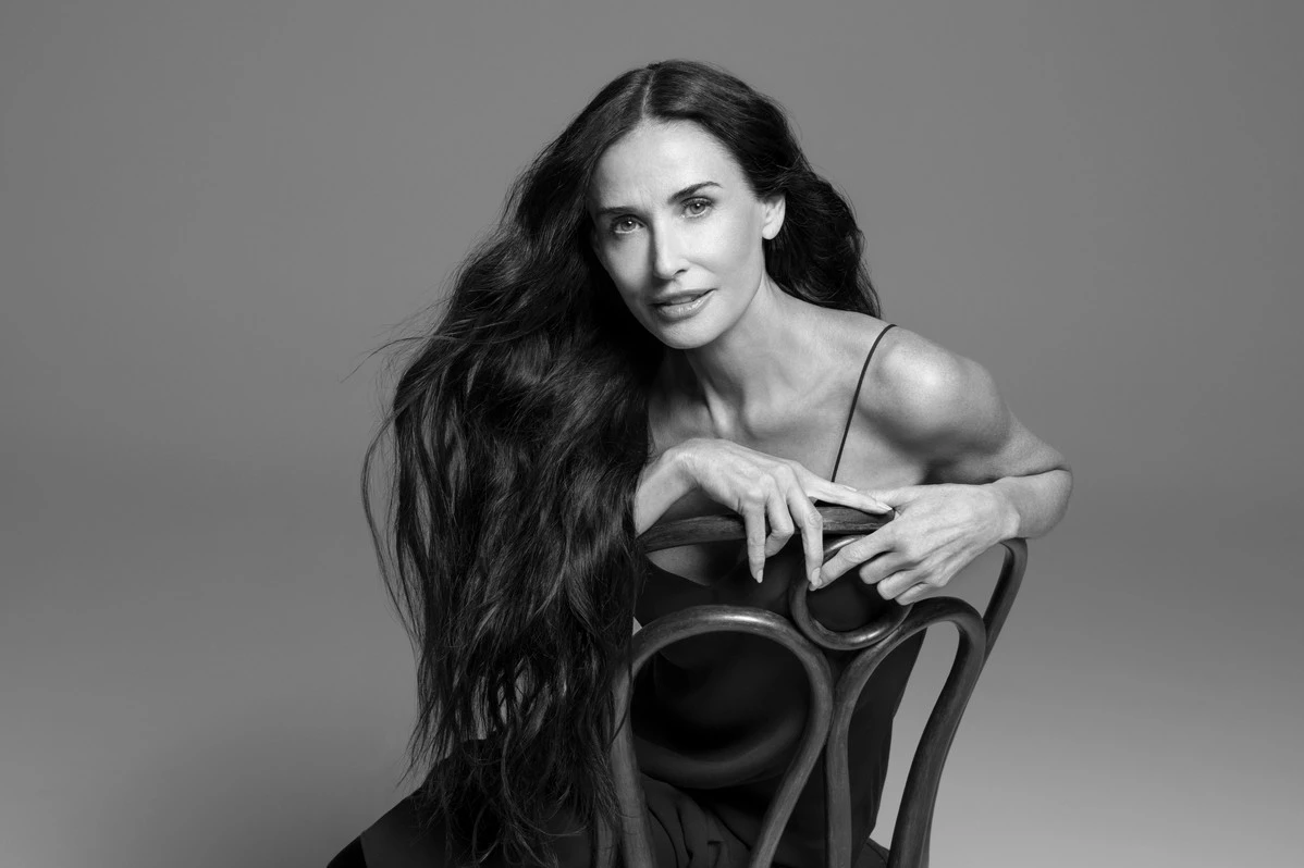 Demi Moore | Η νέα μούσα της Kérastase αποθεώνει τη γυναικεία δύναμη και την αυθεντική ομορφιά