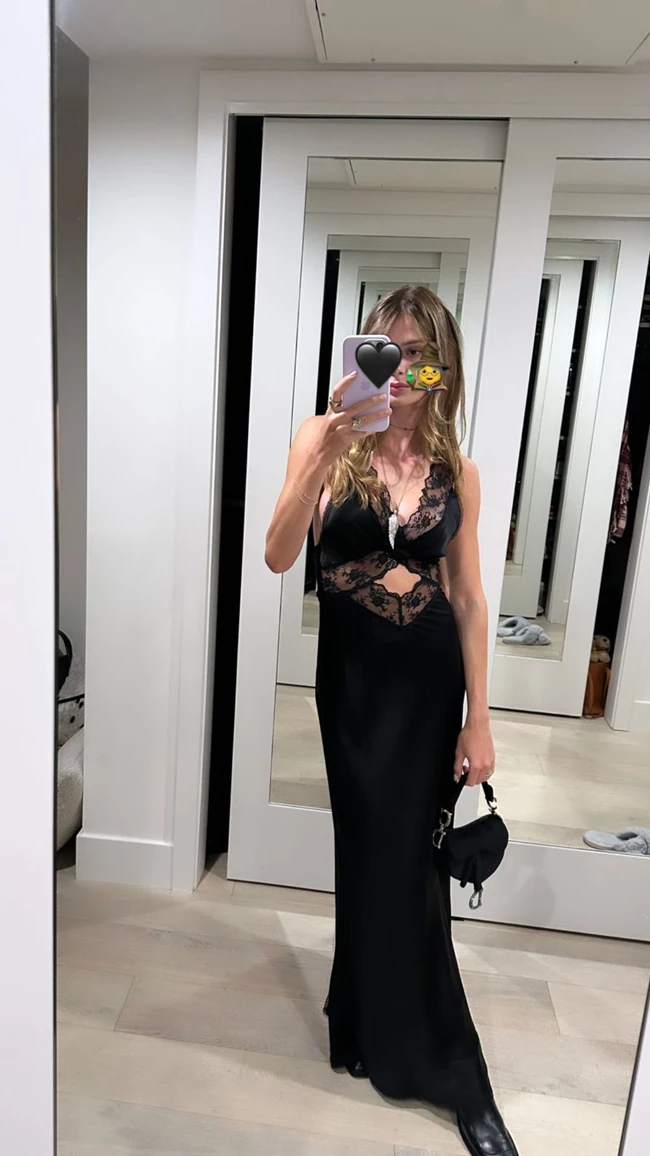 Η Αμαλία Κωστοπούλου μοιάζει με top model | Η εμφάνιση με μαύρο lingerie φόρεμα