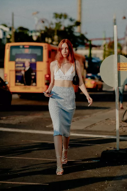 Με bralette top + πέδιλα