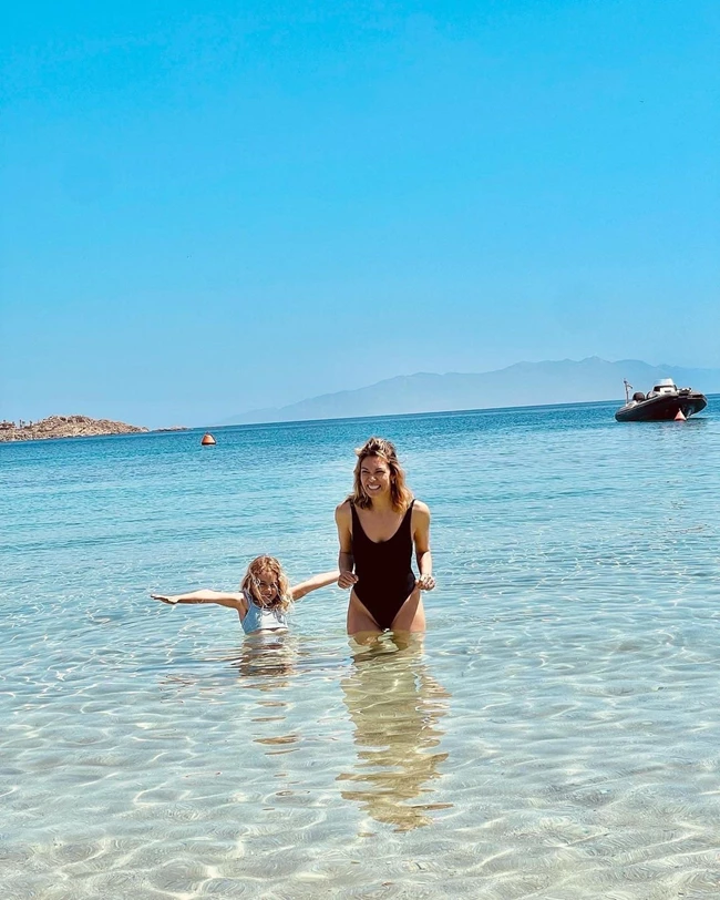Βίκυ Καγιά | Στη θάλασσα με την κατάξανθη κόρη της, Μπιάνκα - Η γλυκιά φωτογραφία μαμάς και κόρης