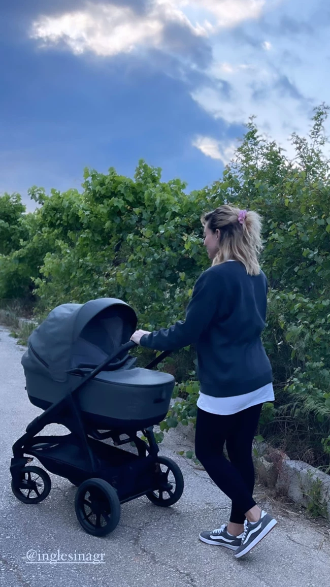 Η Ιωάννα Μαλέσκου φόρεσε τις φόρμες της και έκανε βόλτα στη φύση μαζί με τη νεογέννητη κόρη της