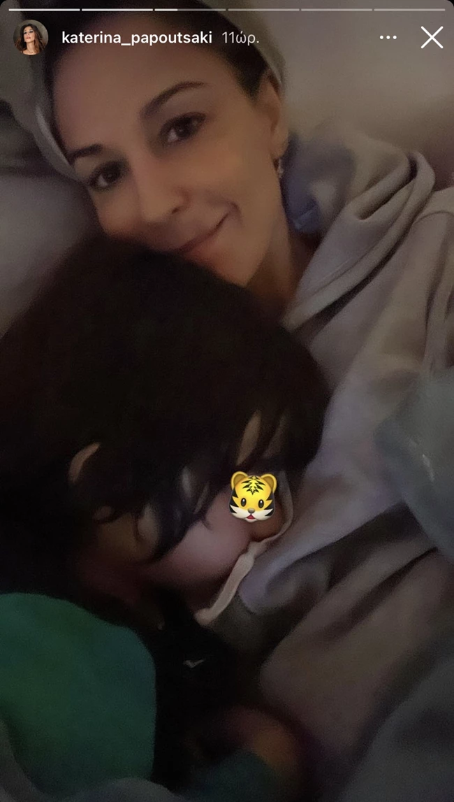 Η Κατερίνα Παπουτσάκη κοιμάται αγκαλιά με τον γιο της στην πιο cute φωτογραφία που θα δεις σήμερα