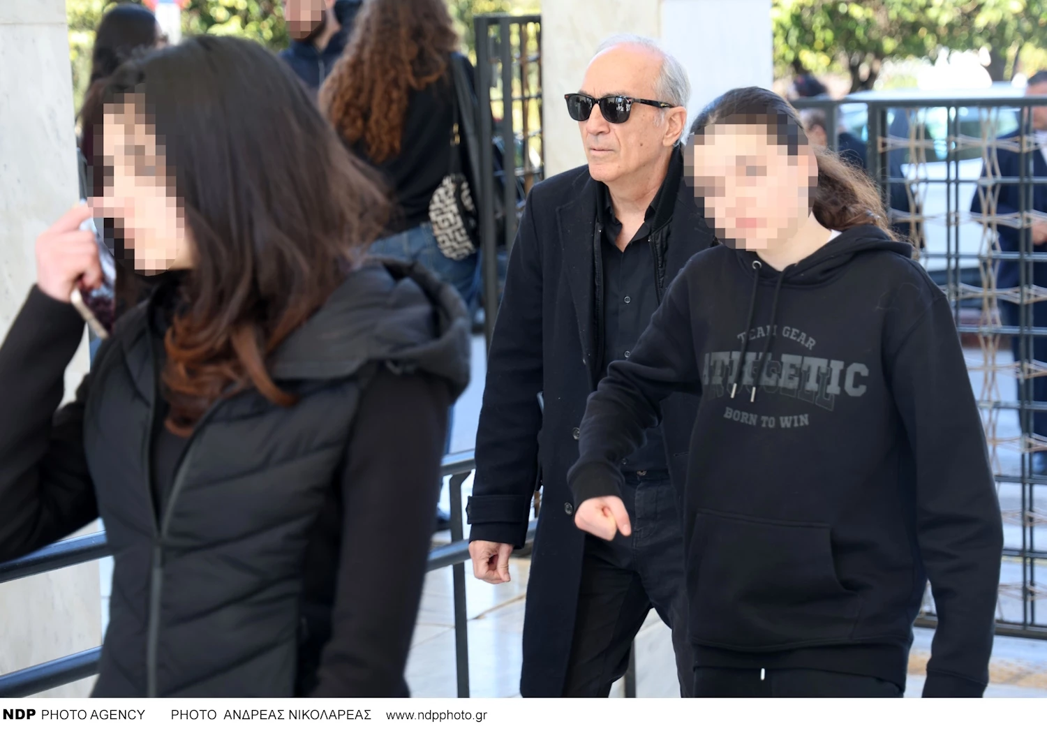 Ο Γιάννης Νταλιάνης με τη Μαριλίτα Λαμπροπούλου και τις κόρες τους στην κηδεία του Κώστα Νταλιάνη