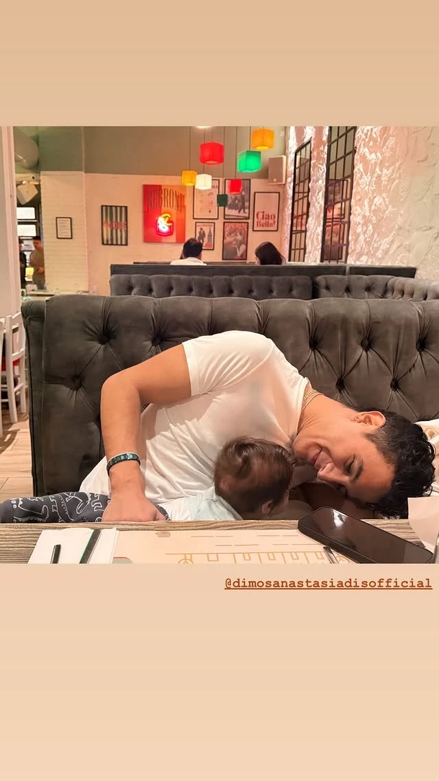 Η Τζένη Θεωνά φωτογραφίζει τον Δήμο Αναστασιάδη με το μωρό τους