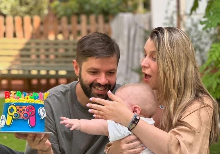 Η Κατρίνα Τσάνταλη φωτογραφίζει τον γιο της στον κήπο | Γεμάτος παιχνίδια και με φούσκες