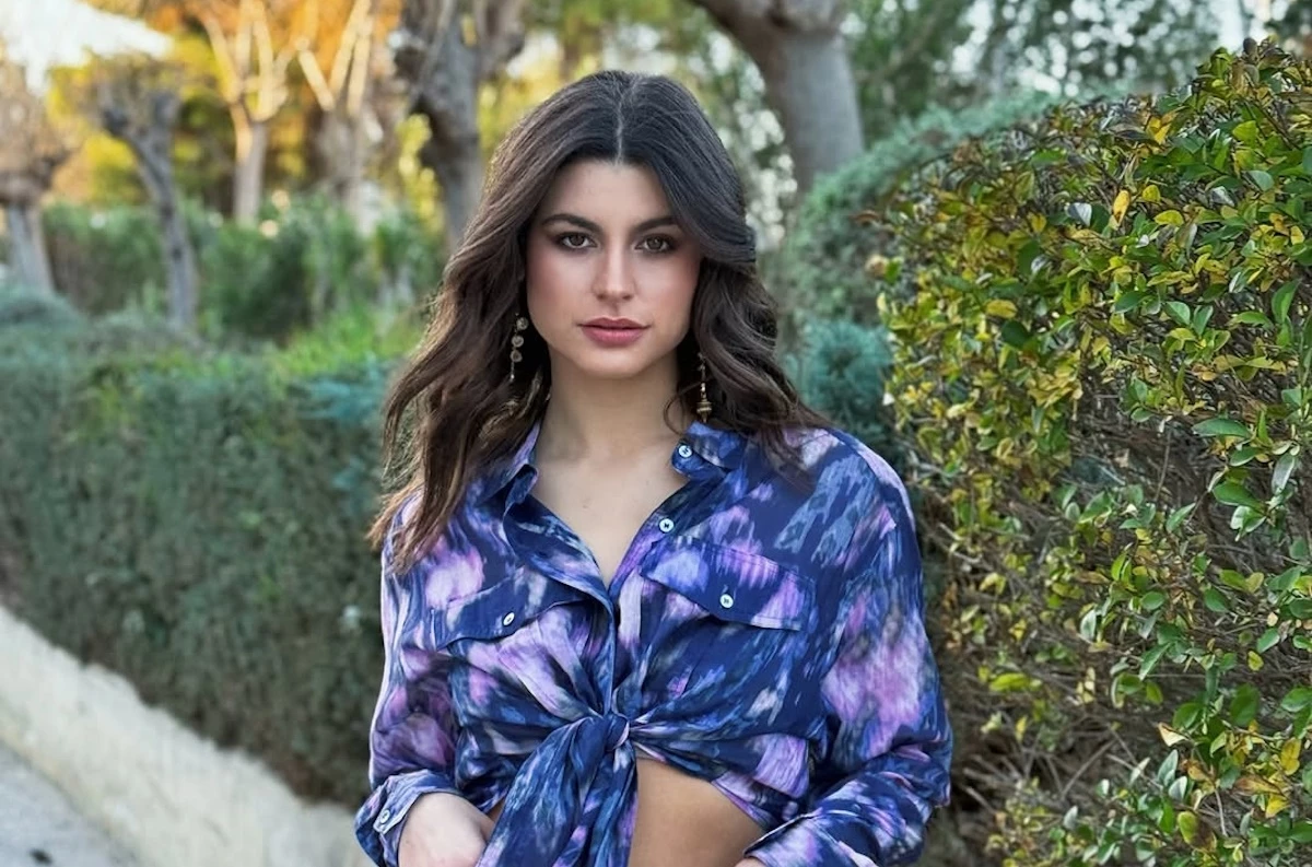 Η Δανάη Παππά με την μπλούζα από τη Zara που μας επιστρέφει στην παιδική μας ηλικία