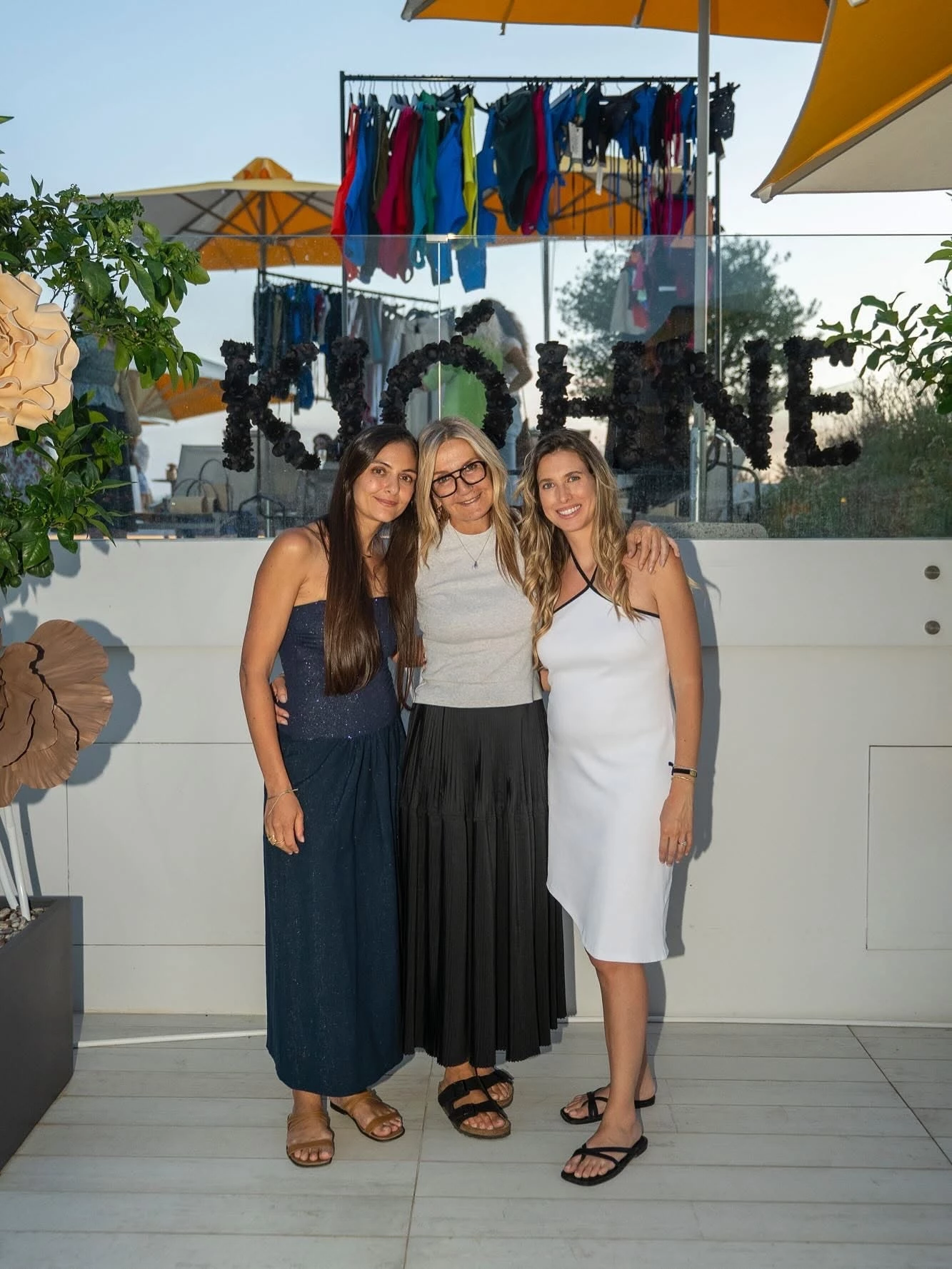 Η Μαρέβα Μητσοτάκη με γκρι tank top και αέρινη φούστα | Φόρεσε τα σανδάλια που βλέπουμε παντού