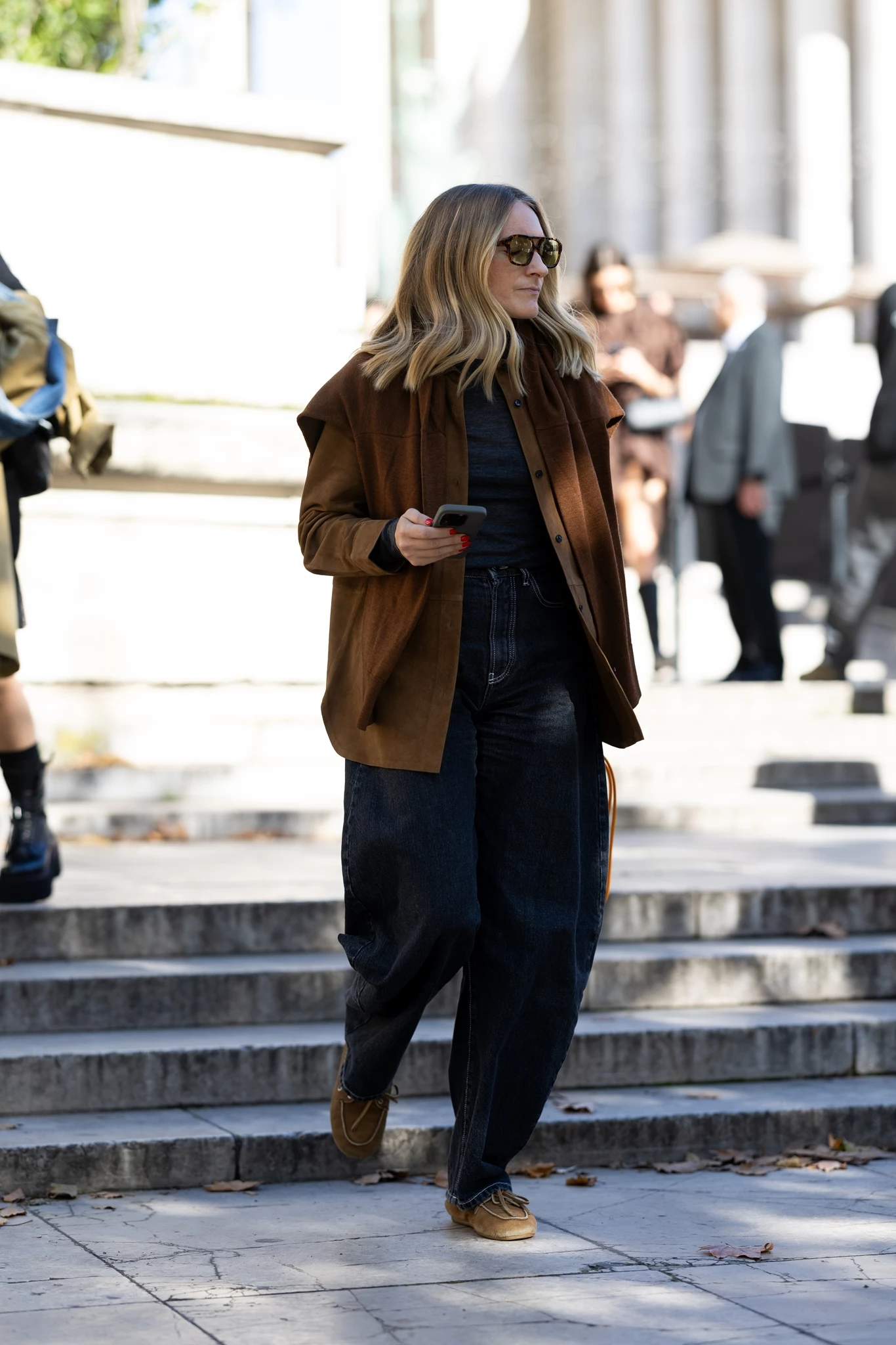 σουέτ τζάκετ, barrel leg jeans, Το τζιν που θα θέλεις να φοράς κάθε μέρα