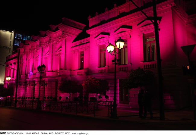 Ελένη Μενεγάκη | Οι πρώτες φωτογραφίες από τη ροζ φωταγώγηση για καλό σκοπό στο Εθνικό Θέατρο