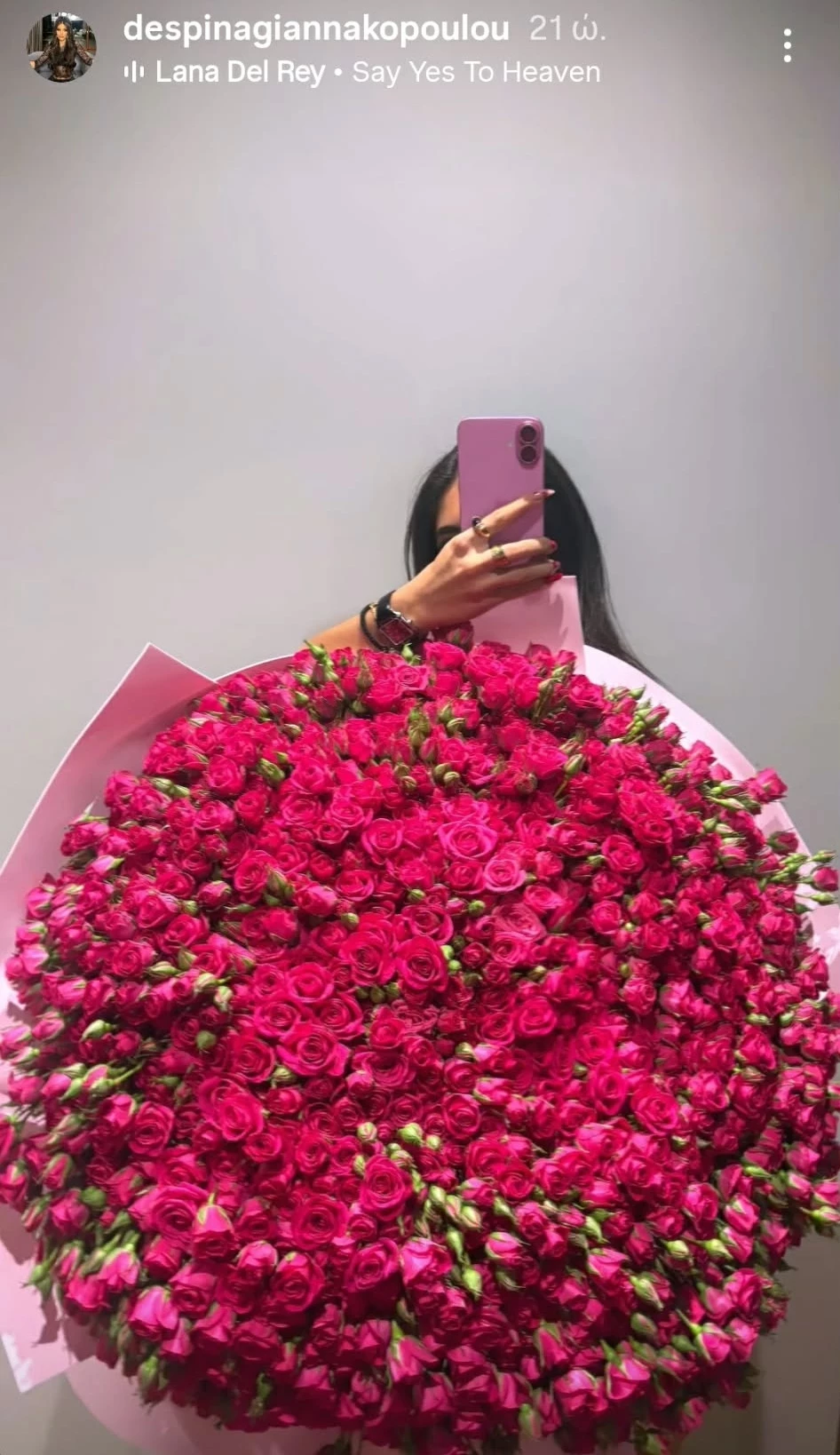 Δέσποινα Γιαννακοπούλου | Ποζάρει με μία "αγκαλιά" λουλούδια - Η εντυπωσιακή ανθοδέσμη