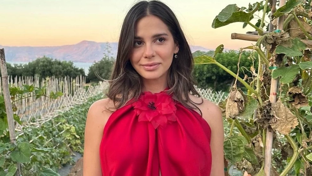 Σε ρομαντικό mood η Αλεξάνδρα Κωστοπούλου | Βόλτες στη νυχτερινή Αθήνα κάτω από την πανσέληνο