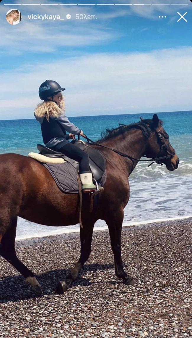 Μπιάνκα και Κάρολος Κρασσάς | Τα κατάξανθα παιδιά της Βίκυς Καγιά κάνουν ιππασία στην παραλία