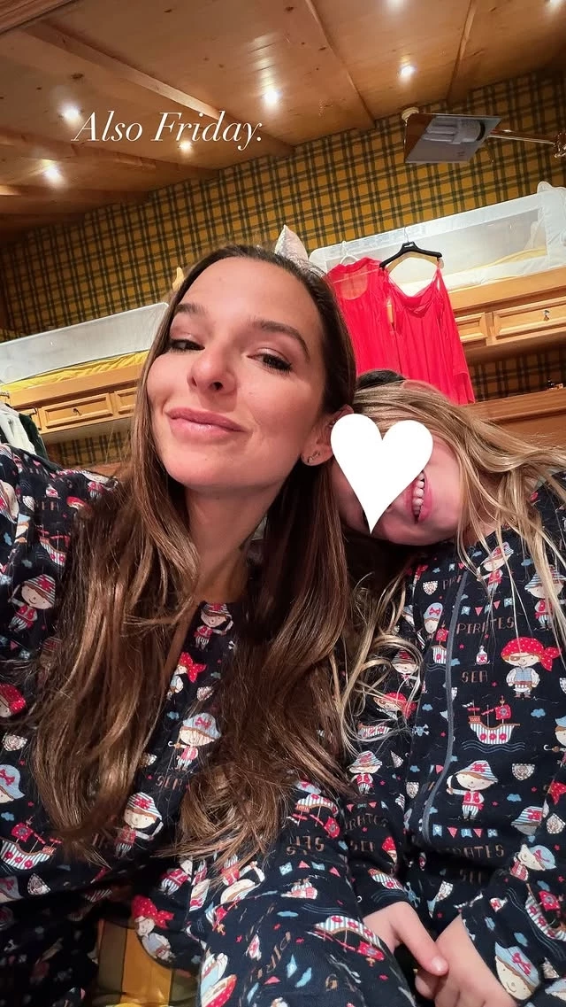 Η Εριέττα Κούρκουλου Λάτση με τα ίδια πιτζαμάκια με τον Νικόλα της