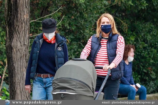 Τζένη Μπαλατσινού - Βασίλης Κικίλιας | Οικογενειακή βόλτα με τον 2,5 μηνών γιο τους (pics)