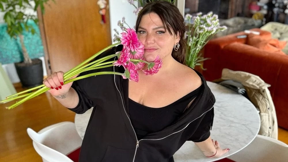 Η Δανάη Μπάρκα απολαμβάνει τον πρωινό καφέ της με... φλερτ