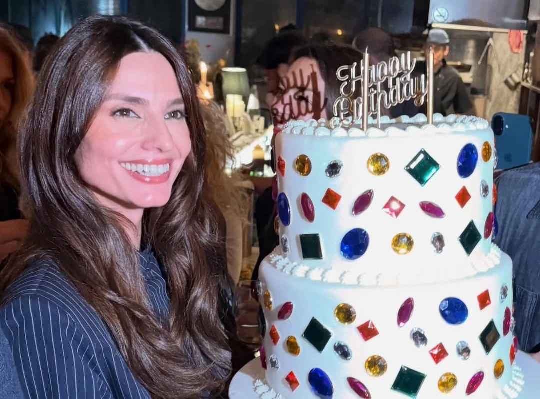 Στο πάρτι γενεθλίων της Ηλιάνας Παπαγεωργίου | Η εντυπωσιακή τούρτα που έσβησε πλάι στον Γιάννη Καραβασάνη