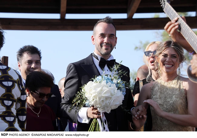 Ο Πάνος Μουζουράκης και η Μαριλού Κοζάρη μόλις παντρεύτηκαν | Το παραμυθένιο νυφικό, τα χαμόγελα ευτυχίας και οι λαμπεροί καλεσμένοι