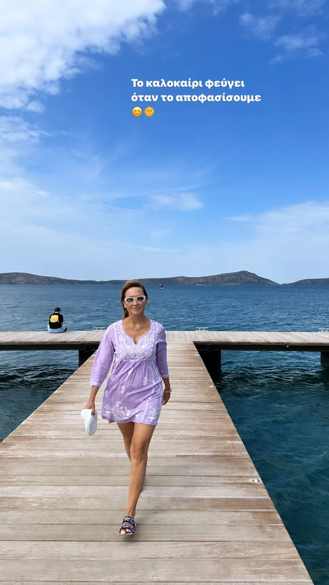 Η Μάρα Ζαχαρέα ποζάρει με mini, λιλά καφτάνι δίπλα στη θάλασσα