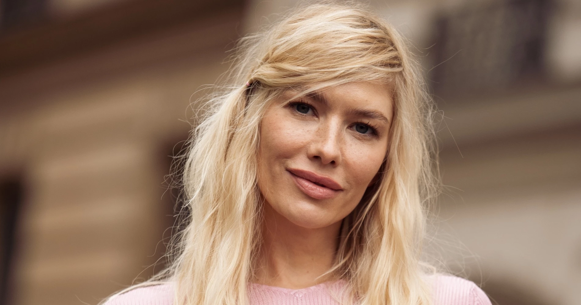 Αυτή η πούδρα κοστίζει κάτω από 7 ευρώ και λειτουργεί σαν φίλτρο για τις ρυτίδες