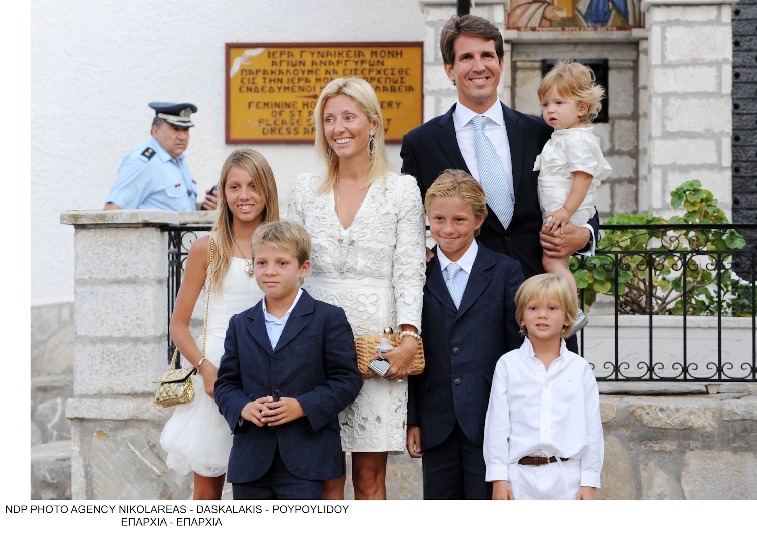 "Μια όμορφη κατάξανθη οικογένεια" | Στην Ερμιόνη ο Παύλος Ντε Γκρες με τη Marie Chantal και τα πέντε παιδιά τους