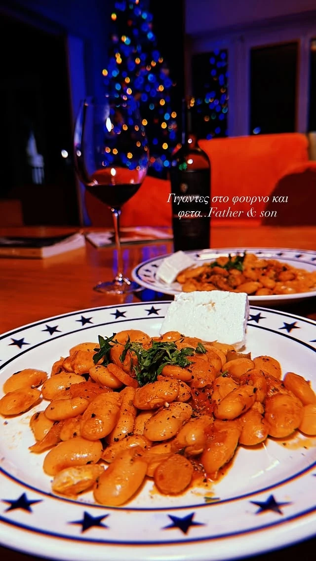 Ο Πέτρος Κωστόπουλος σε δείπνο με τον γιο του