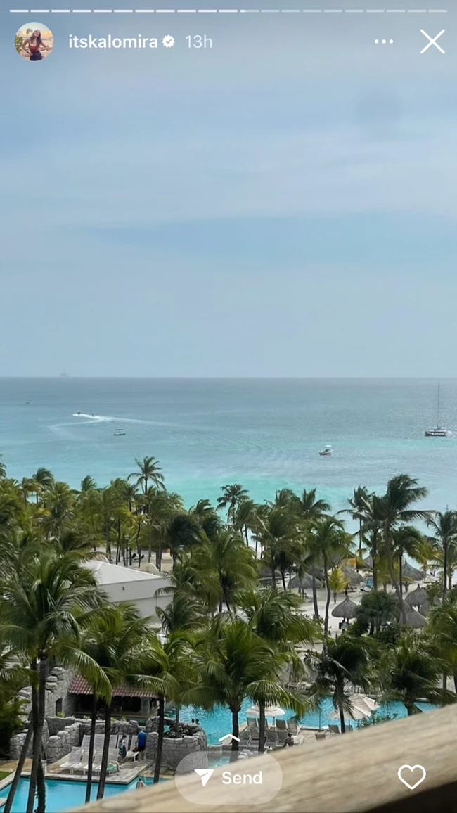 Καλομοίρα | Ποζάρει με ροζ μπικίνι στην Καραϊβική και μας δείχνει το αψεγάδιαστο κορμί της