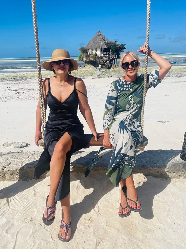 Ελένη Ράντου και Μαρία Μπακοδήμου | Το κοινό ταξίδι στη Ζανζιβάρη και οι υπέροχες φωτογραφίες τους - Κομψές και χαρούμενες στην πιο μαγευτική παραλία