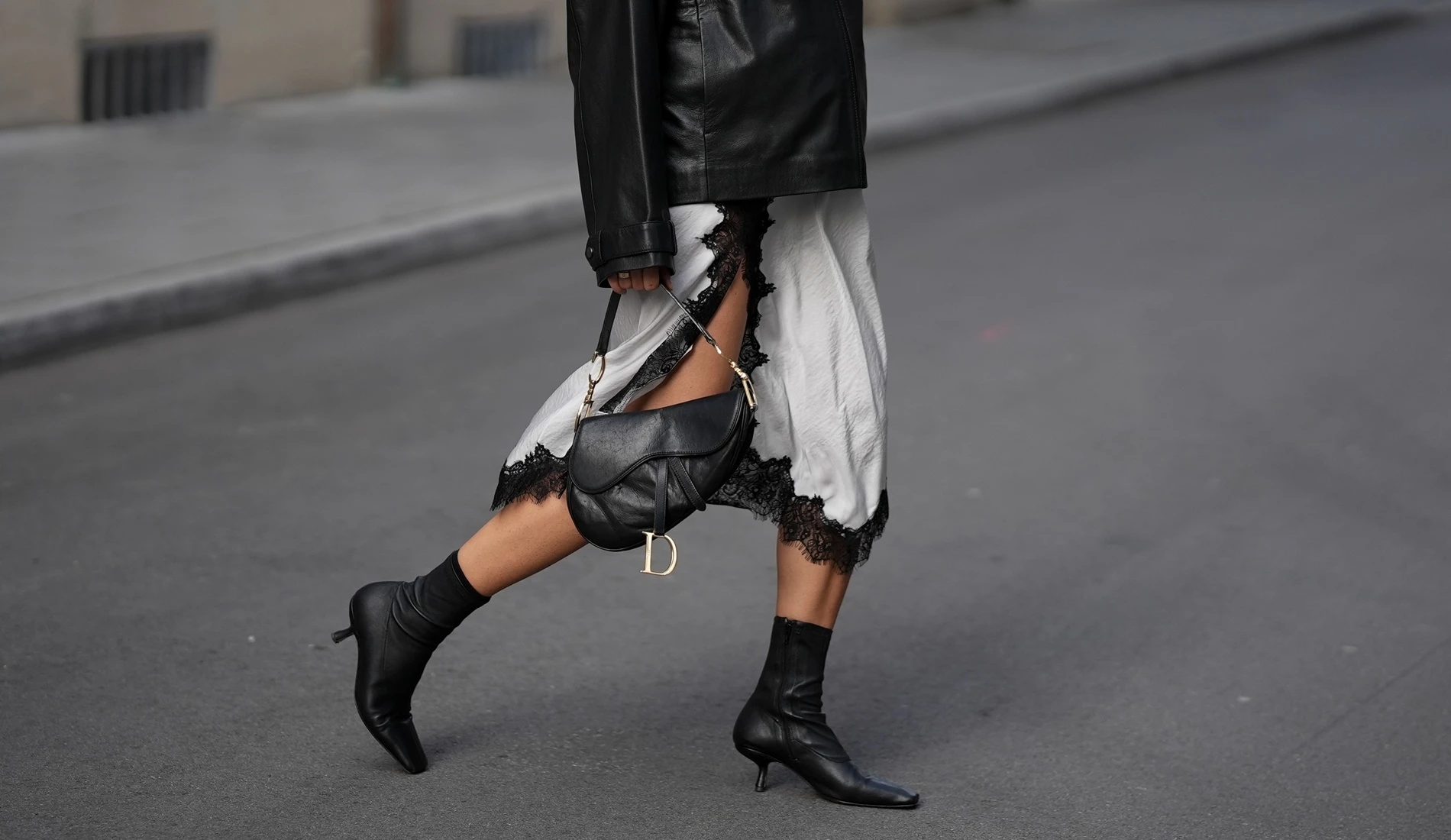 Τα βελούδινα μποτάκια από τη Stradivarius που θα φοράς στις all day εμφανίσεις σου