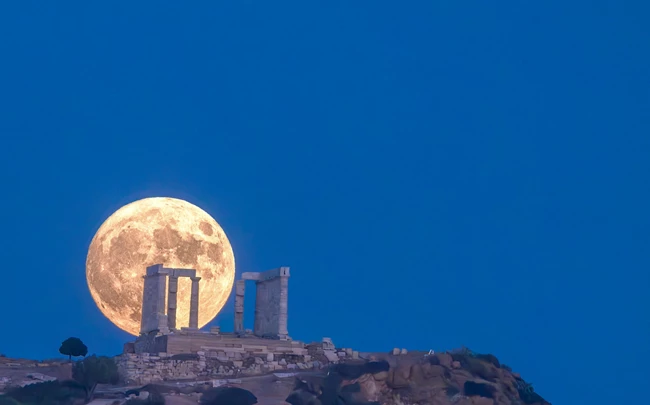 "Blue Moon": Δες από πού και πώς απόλαυσαν οι διάσημοι την ξεχωριστή πανσέληνο