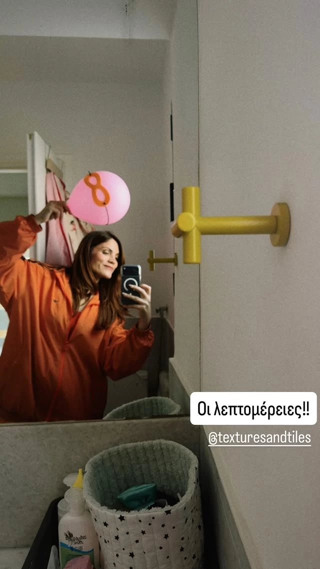 Η Μαίρη Συνατσάκη δείχνει το ανακαινισμένο μπάνιο της