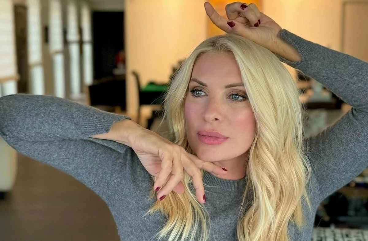 Ελένη Μενεγάκη | Φόρεσε το τέλειο φωτεινό κόκκινο κραγιόν για την άνοιξη