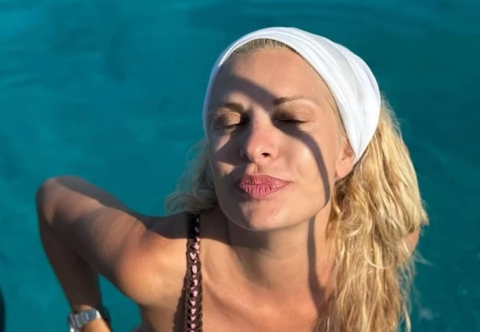 Όταν η Ελένη Μενεγάκη είχε το κοντό κούρεμα που σήμερα βλέπουμε παντού