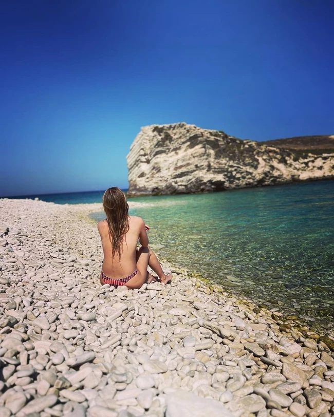 "Αλμυρή και ελεύθερη..." | H Ευγενία Νιάρχου κάνει διακοπές στην Ελλάδα και ποζάρει topless στην πιο μαγευτική παραλία