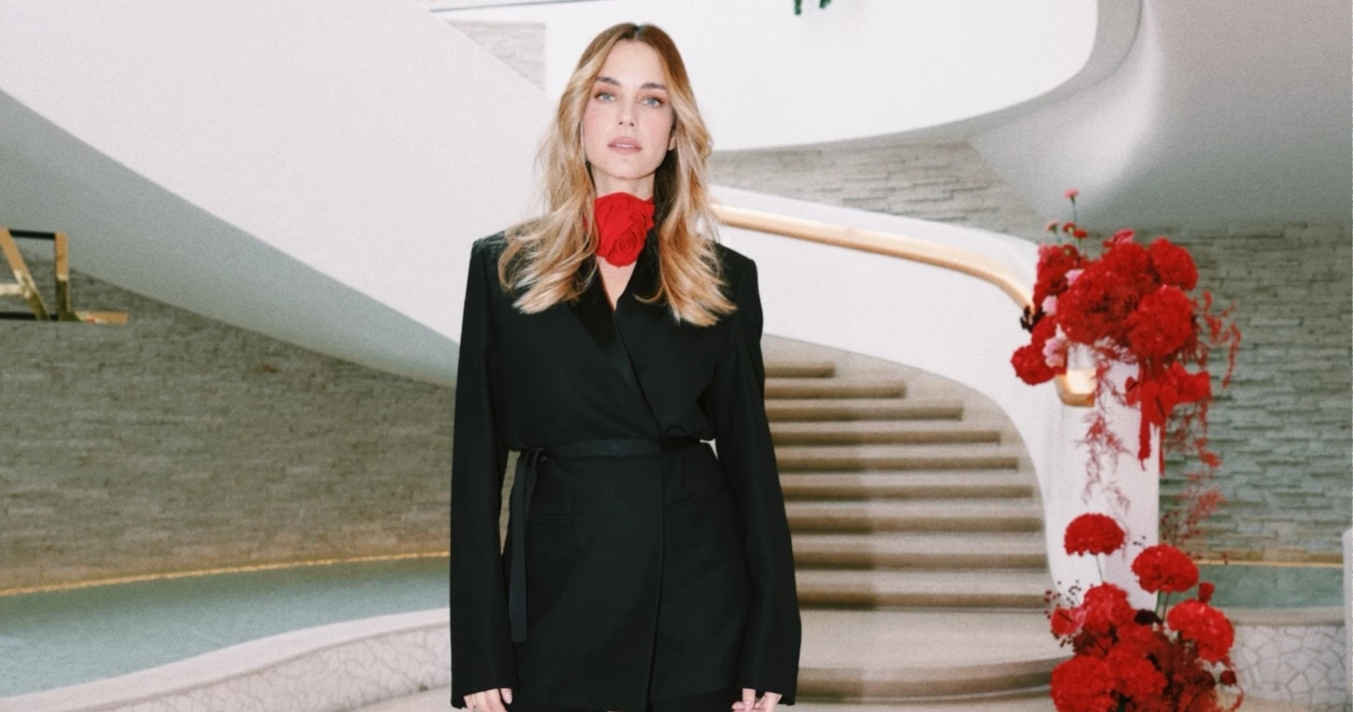 Η Δούκισσα Νομικού με μαύρο strapless φόρεμα στη γαλλική πρεσβεία λίγο πριν ταξιδέψει στο φεστιβάλ Καννών