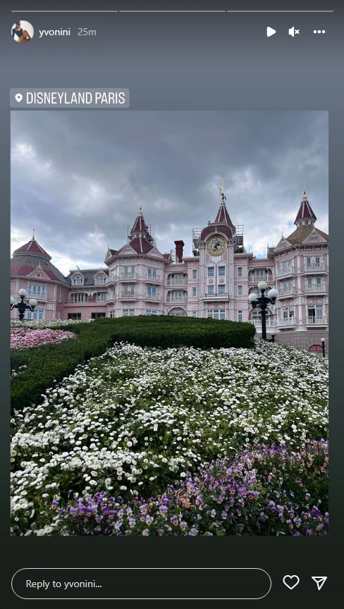 Αντώνης Ρέμος - Υβόννη Μπόσνιακ | Η κόρη τους Ελένη ποζάρει στη Disneyland μαζί με την κολλητή της