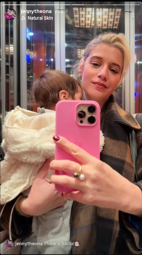 Η Τζένη Θεωνά με το μωρό της