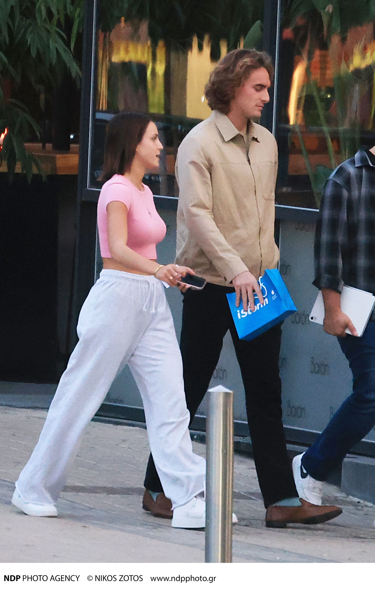 Ελισάβετ και Στέφανος Τσιτσιπάς σε βόλτα στη Γλυφάδα