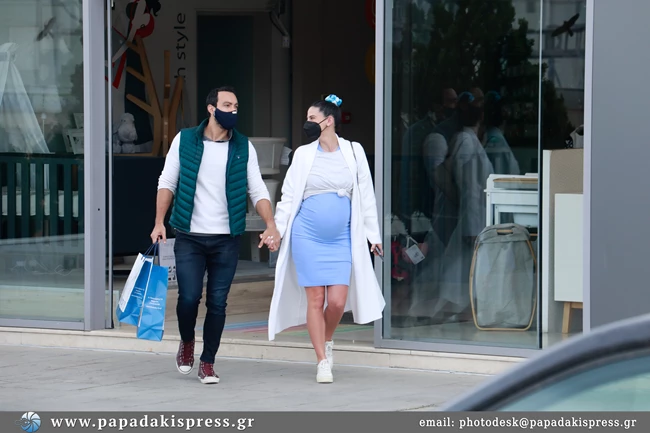 Χριστίνα Μπόμπα-Σάκης Τανιμανίδης | Ξεκίνησαν τις βόλτες και τις αγορές σε καταστήματα με βρεφικά είδη (pics)