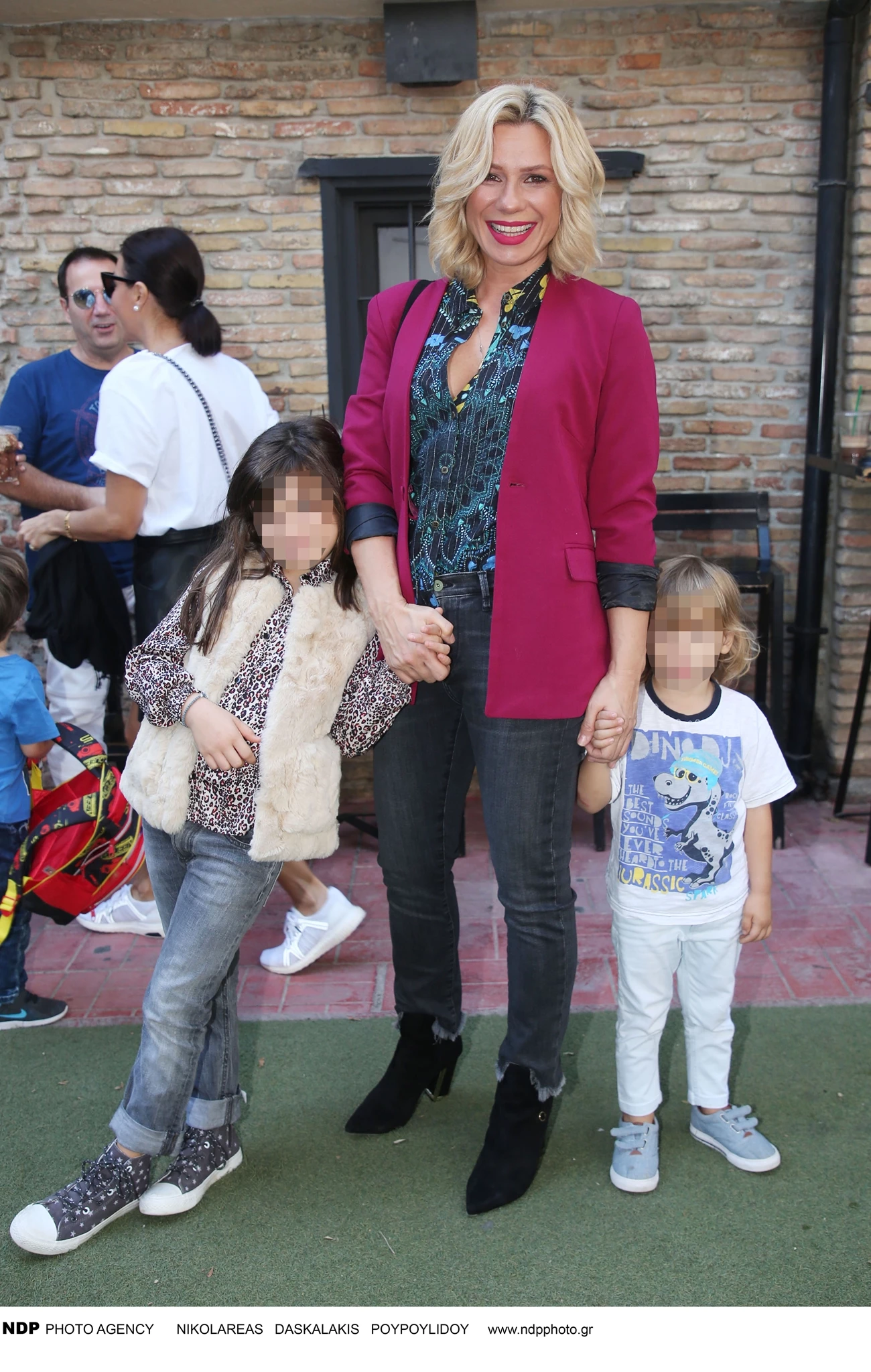 Η Κατερίνα Καραβάτου σε θεατρική πρεμιέρα με τα παιδιά της το 2019