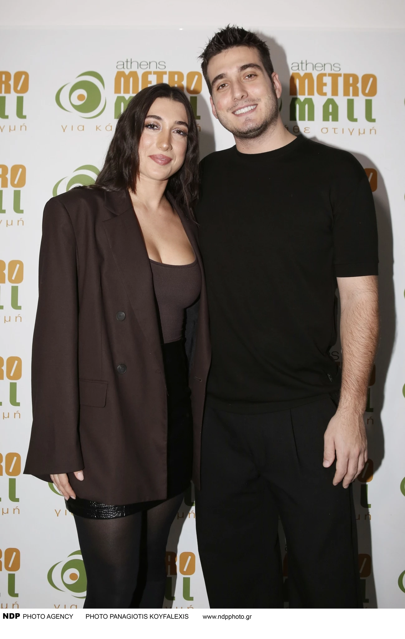 Γιώργος και Κατερίνα Κακοσαίου στη φωταγώγιση χριστουγεννιάτικου δέντρου στο metro mall