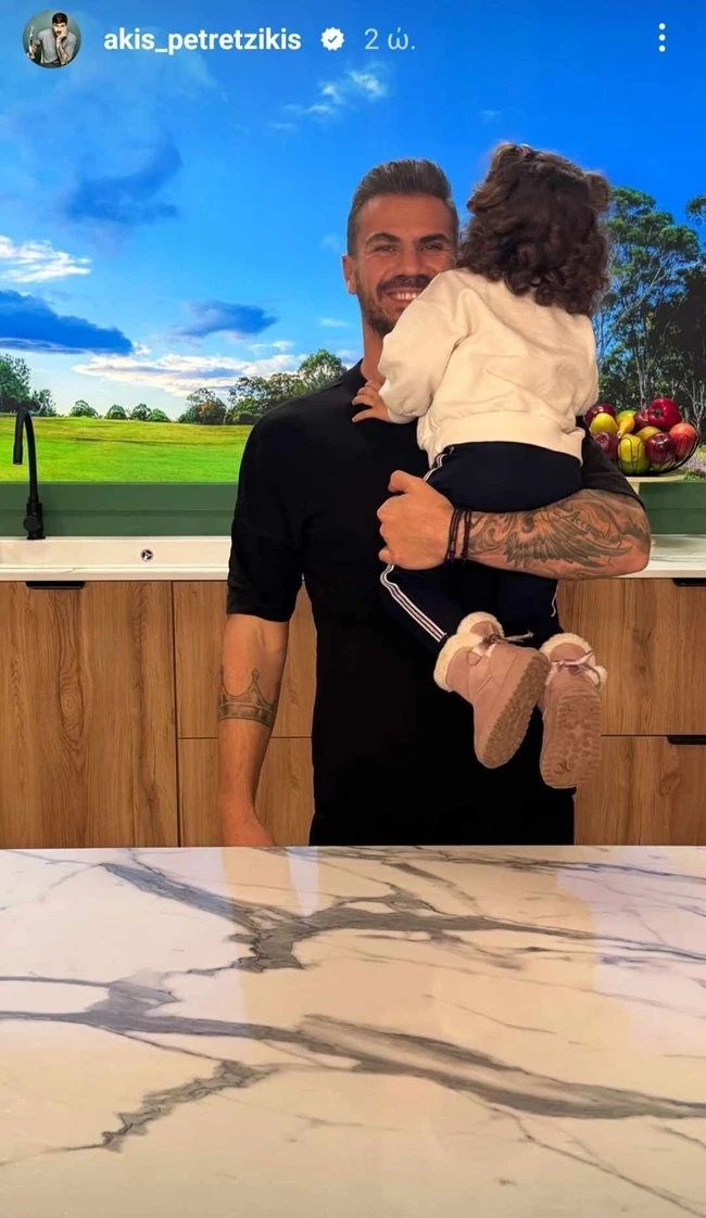 Ο Άκης Πετρετζίκης σε πελάγη ευτυχίας | Η νέα φωτογραφία με την Ακυλίνα του