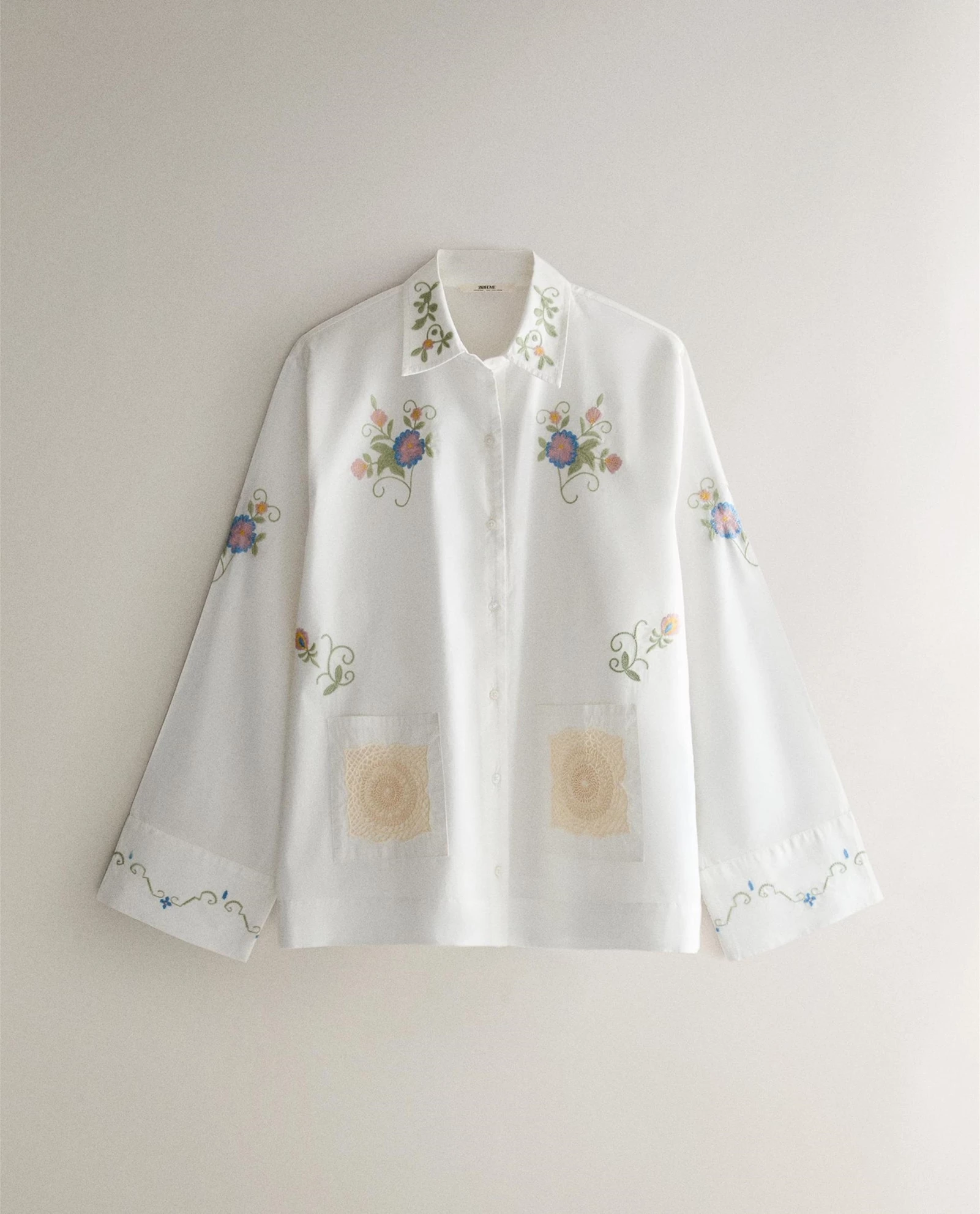 Το πουκάμισο με κεντημένα λουλούδια από τη Zara Home που θα σε ρωτούν όλοι από που αγόρασες