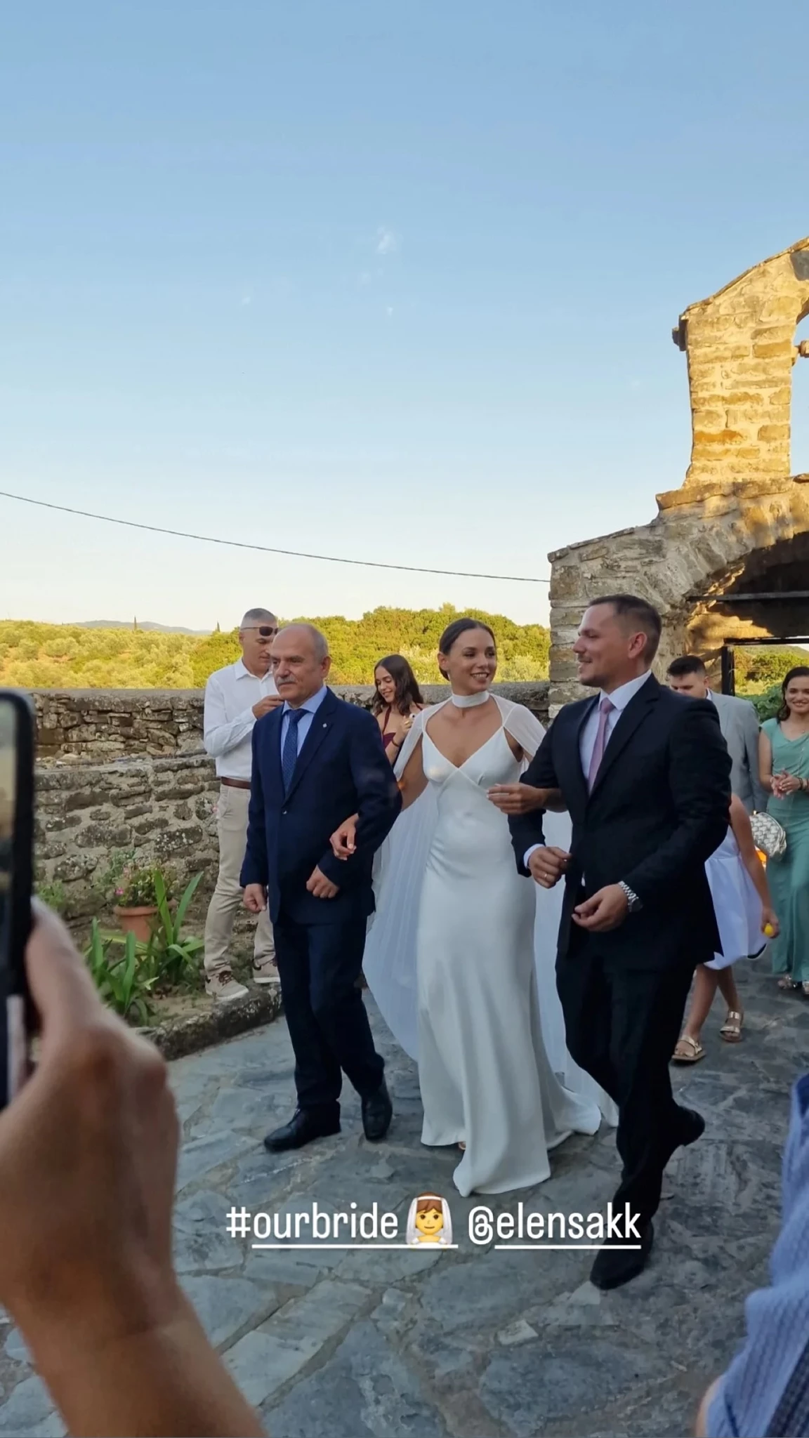 Ρομαντικός γάμος για την πρωταγωνίστρια του "Μπαμπά, σ' αγαπώ!" | Το bridal look της, ήταν η πιο chic έμπνευση της σεζόν