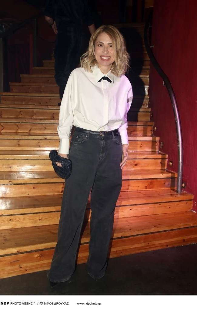 Η Μαρία Ηλιάκη με λευκό πουκάμισο και τζιν