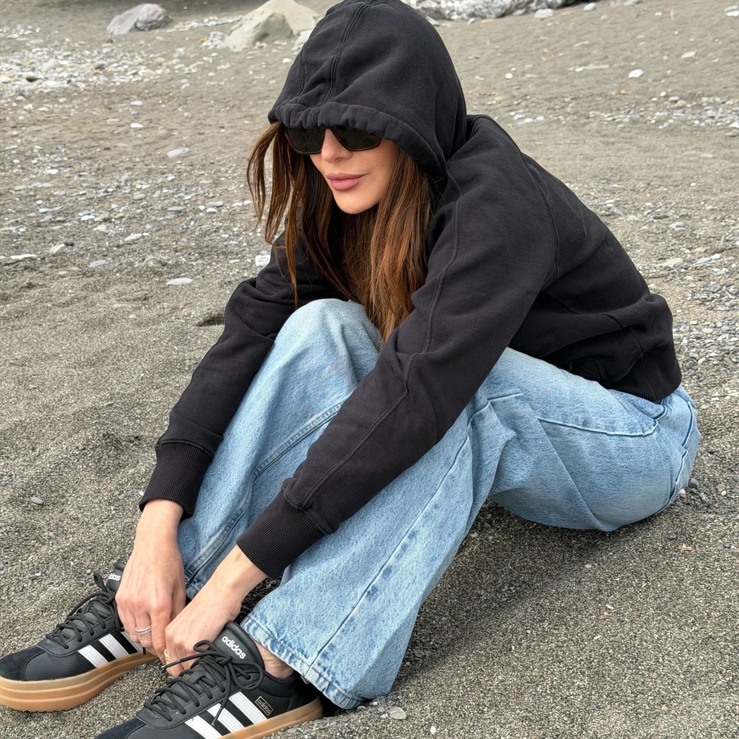 Η Δέσποινα Βανδή με τα viral sneakers που βλέπουμε παντού φέτος την άνοιξη