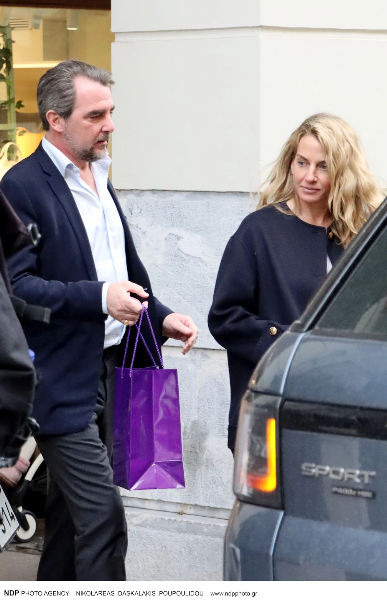 Νικόλαος Ντε Γκρες & Χρυσή Βαρδινογιάννη | Βόλτα για το ερωτευμένο ζευγάρι στο κέντρο της Αθήνας