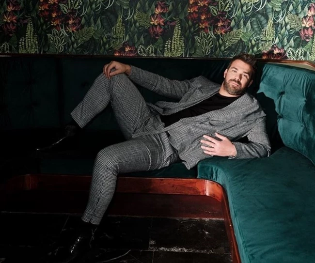 O Γιώργος Σαμπάνης τραγουδάει τη ζωη του